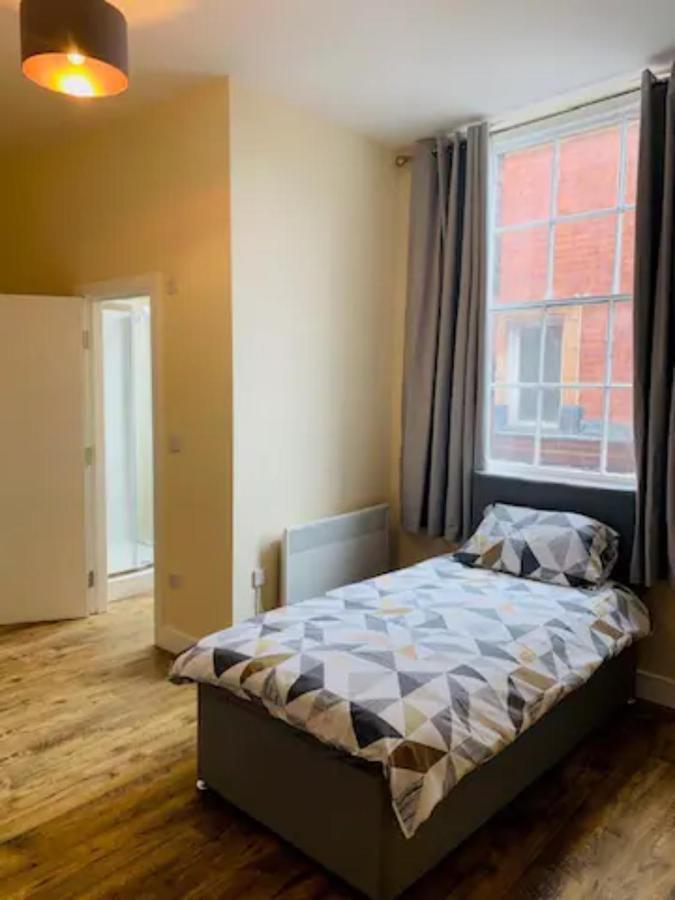 8 Fish Street, Budget City Centre Accomodation Лидс Экстерьер фото